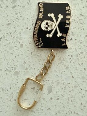 Treasure Island Hotel Las Vegas Black & Gold Skull Keychain, Battle of Buccaneer